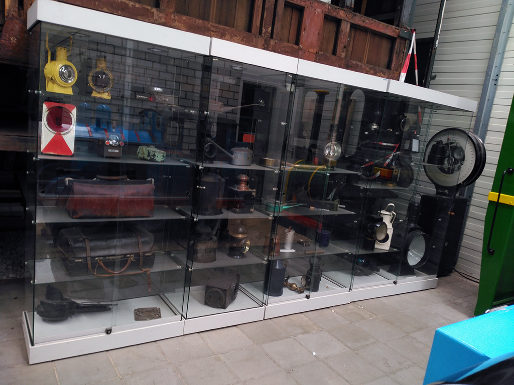Vitrina con objetos ferroviarios preservados