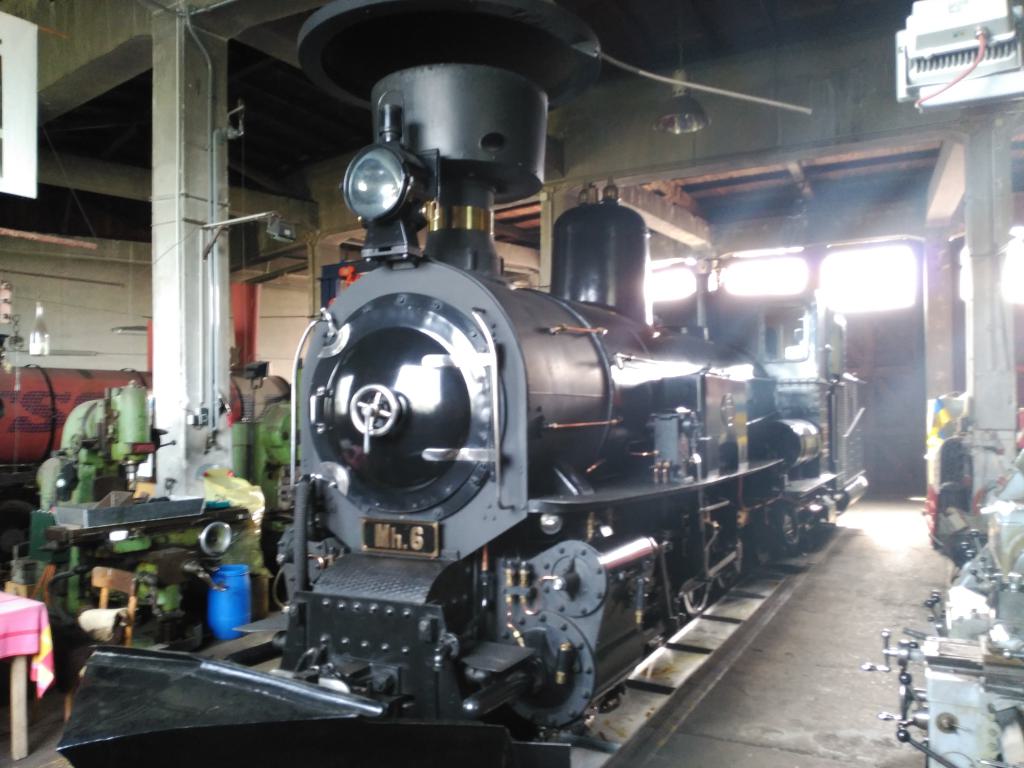 Locomotora de vapor Mh6 con la cuña quitanieves en el suelo