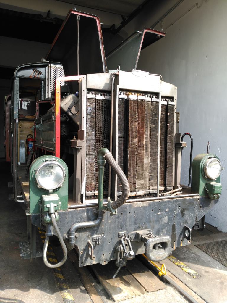 Detalle del frontal de la locomotora con el radiador y motor, capots abiertos