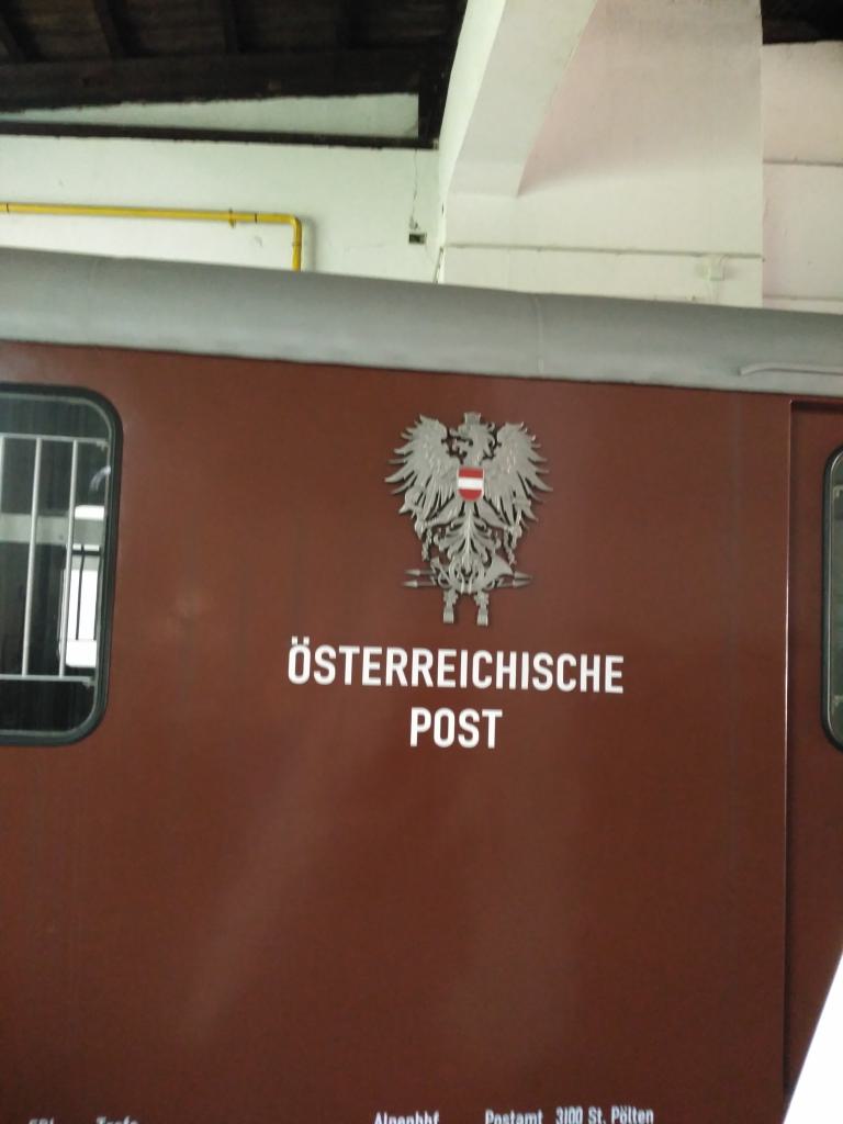 Escudo del Serviio Postal aust´iaco en el lateral del coche correo