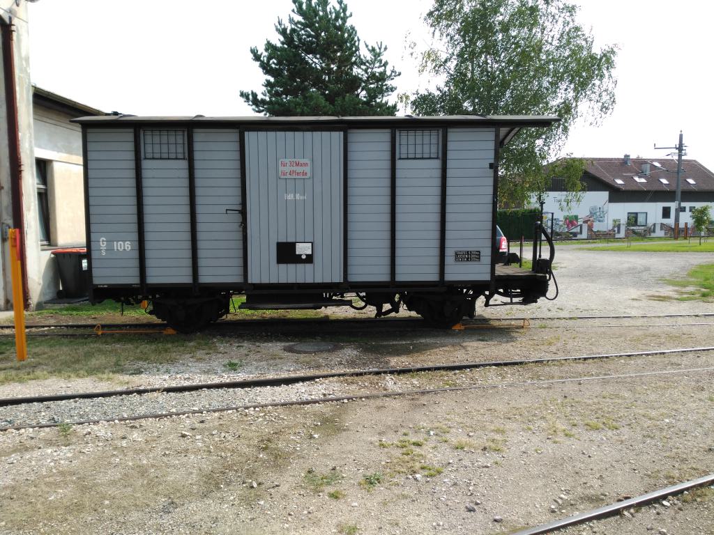 Vagón de dos ejes de mercancías con carrocería de madera y balconcillo