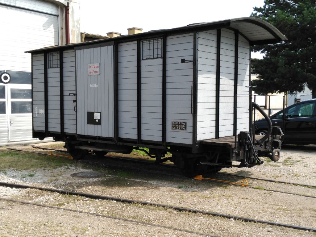 El vagón cubierto más antiguo de la ÖBB lleva un compresor para dar calefacción al tren