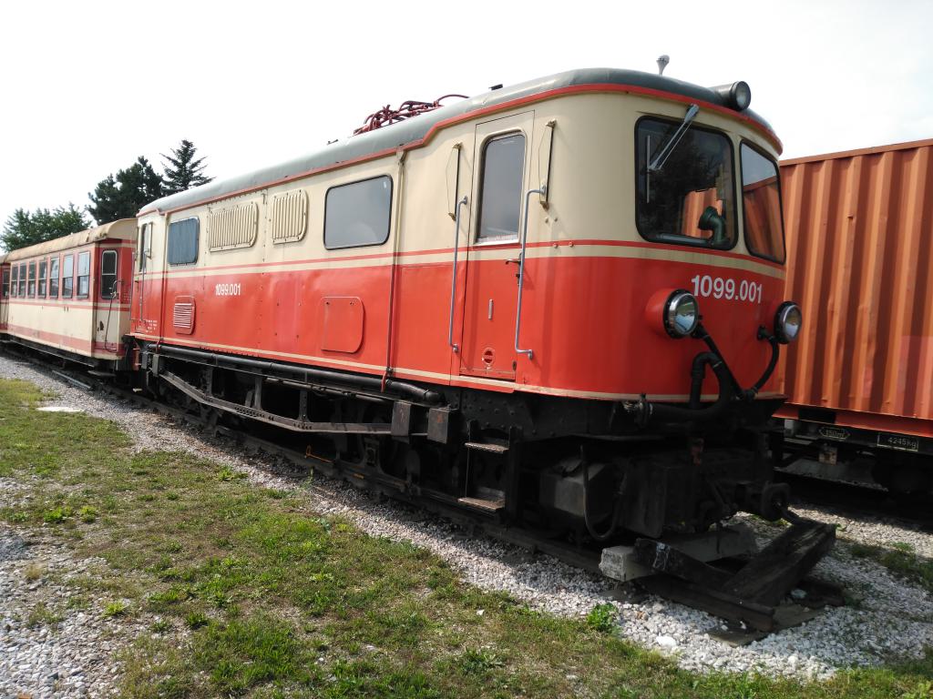 La locomotora 1099.001 en su librea modernizada del año 1959-62
