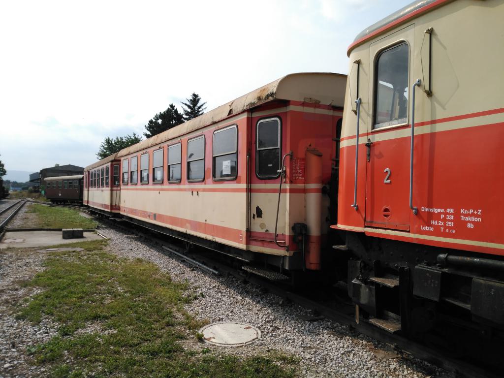 Composición el colores llamados Jaffa, coches para repintar de marrón como el que hay al fondo