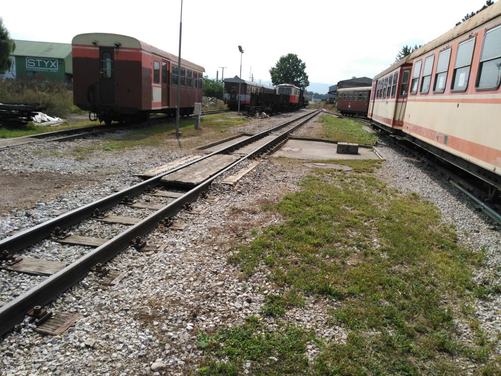 Báscula de pesaje, a la izquierda un vehículo a medio pintar