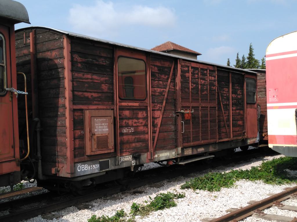 Vagón de mercancías cerrado convertido en furgón, le falta una mano de pintura