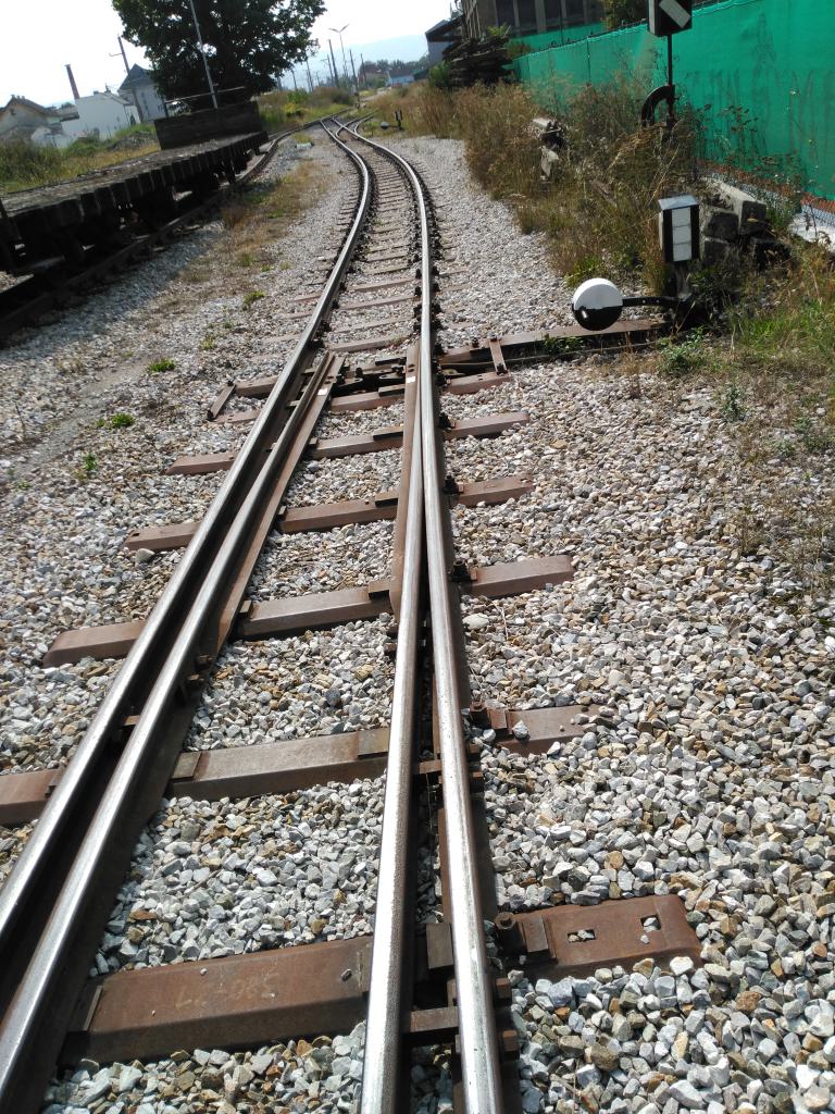 Salida desde la rotonda a la estación, a la derecha están las vías de clasificación
