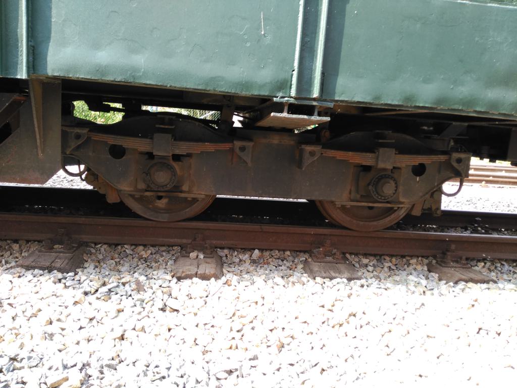 Bogies de pasajeros con amortiguación longitudinal de ballesta