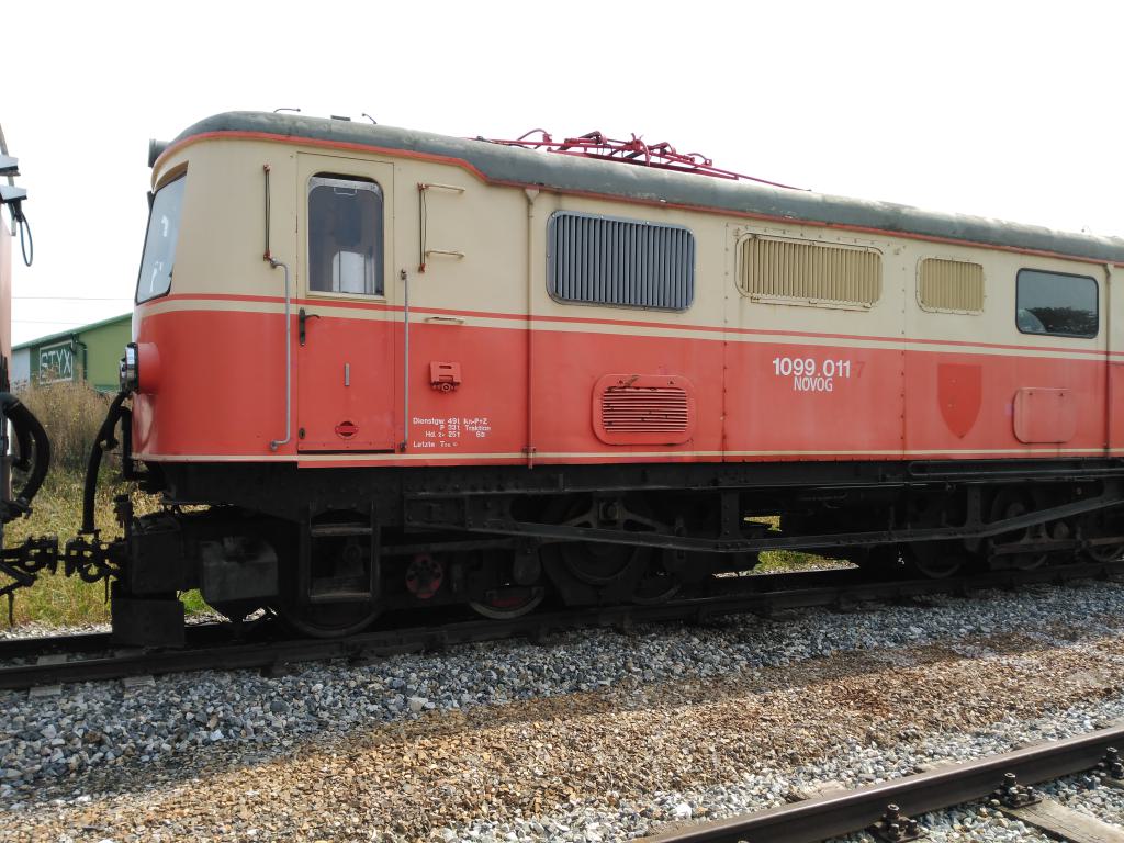 Aún se aprecia su buen estado, aunque con ausencia del escudo y del logo de ÖBB, cambiado por uno provisional de NOVOG