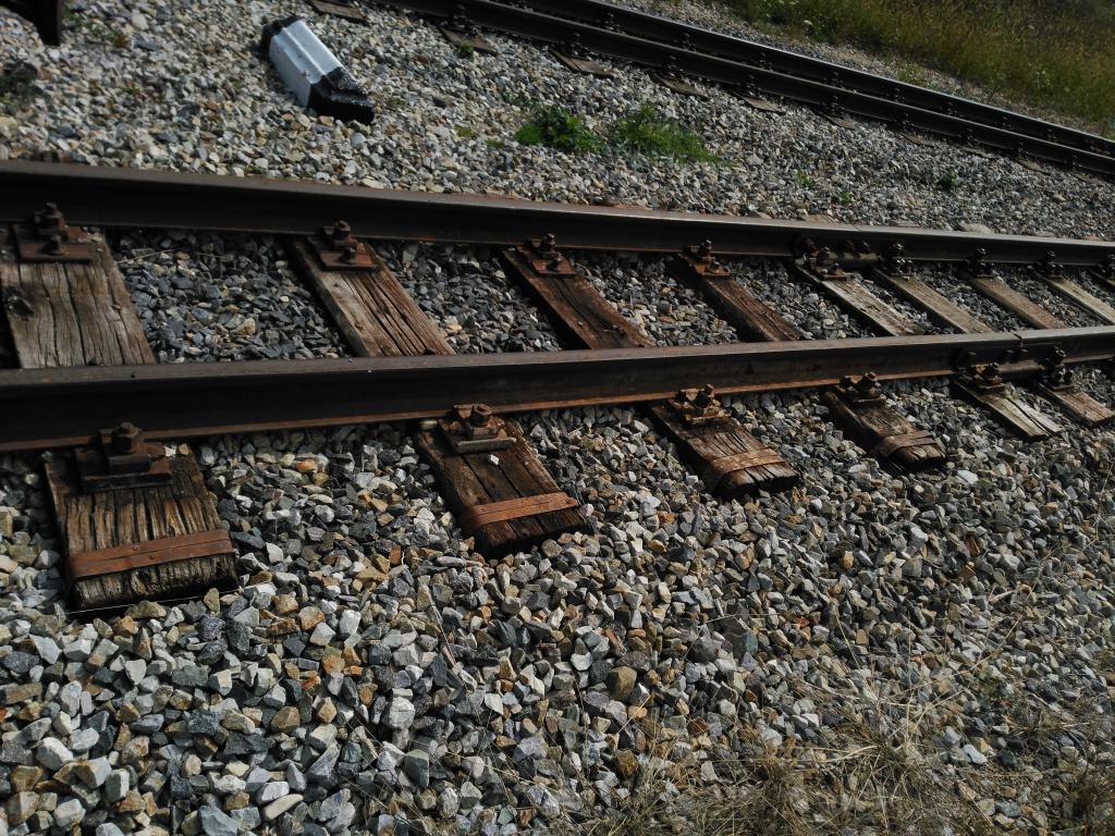 Vía cerchada con los asientos y soportes antiguos