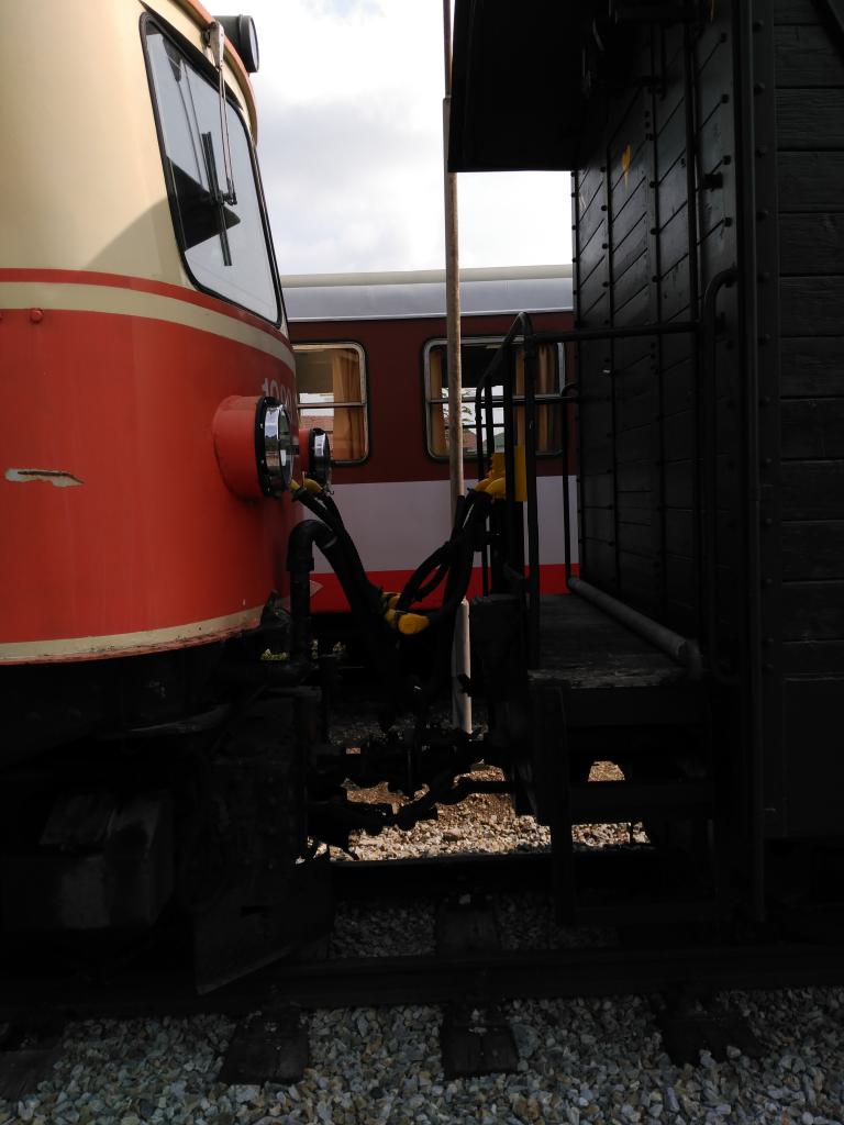 Acoplamiento entre locomotora y vagón con las tuberías de aire