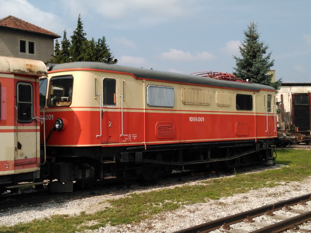 La locomotora 1099.001 frente al depósito