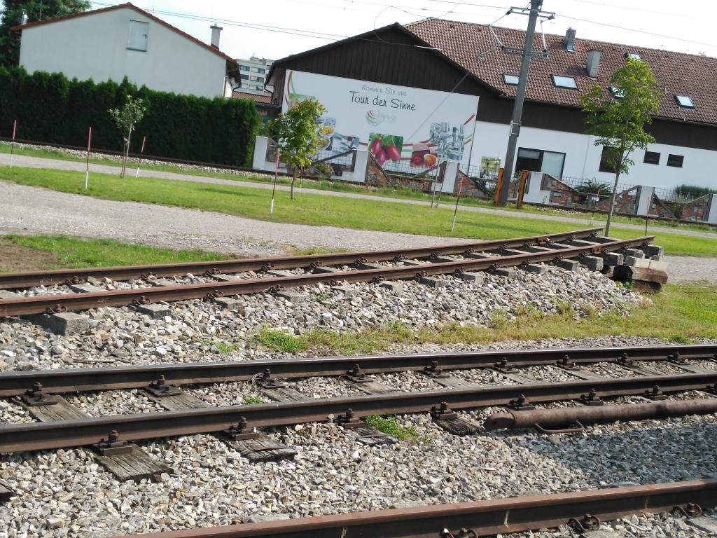 Vía de carga en camiones. Por aquí entra y sale el material del Club Mh6