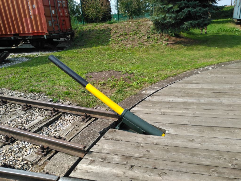 La plataforma giratoria es de tracción manual, con un empujador por lado