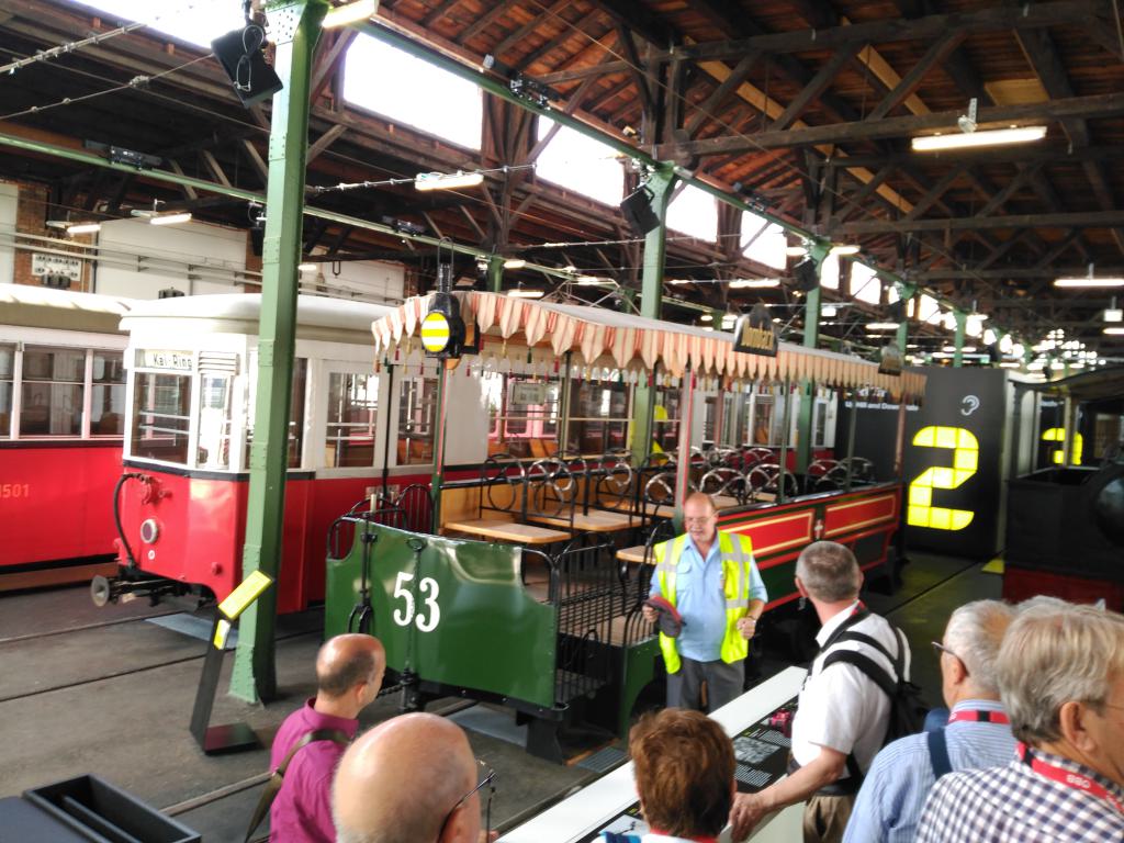 La visita se apoya en unos puntos con explicación (guiada o escrita)