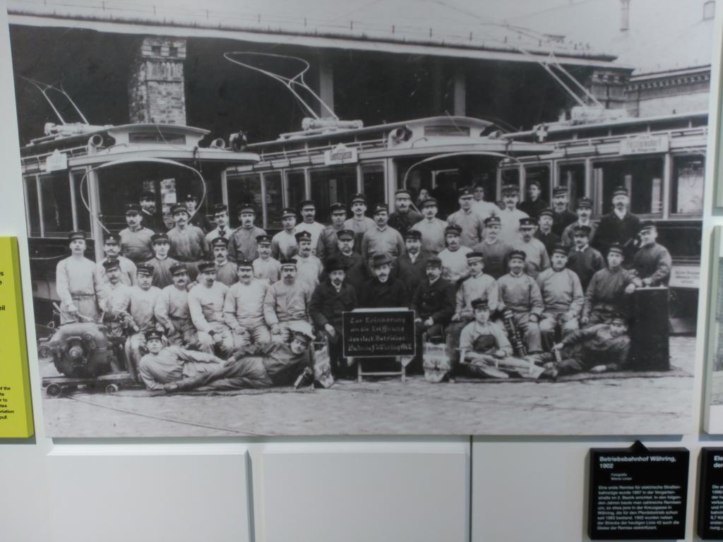 Foto de família en el depósito de Währing, cada operario con su herramienta