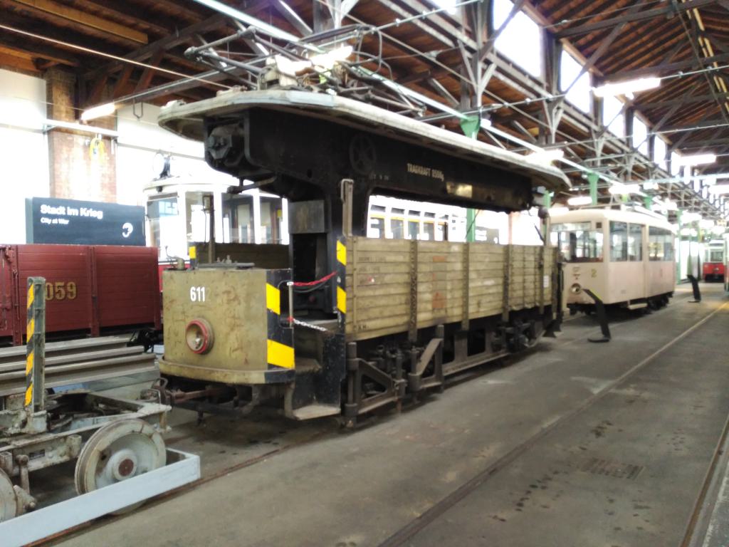 Tranvía grúa con pala telescópica (visto desde atrás)