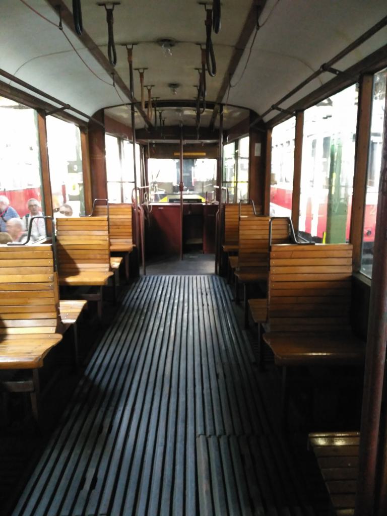 Interior de un tranvía histórico, se acortaron bancos