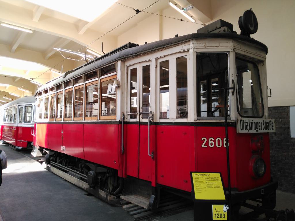 Tranvía antiguo con remolque moderno (sólo funcionó 1 en la línea J)