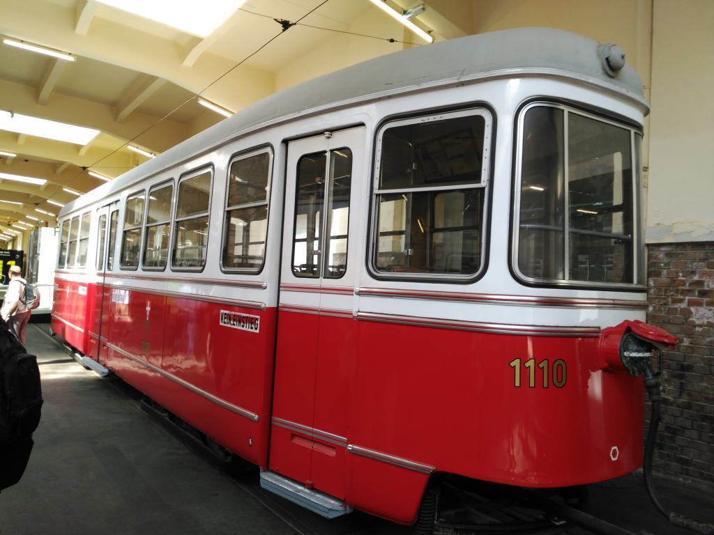 Remolque moderno con toma de corriente y lanza de enganche