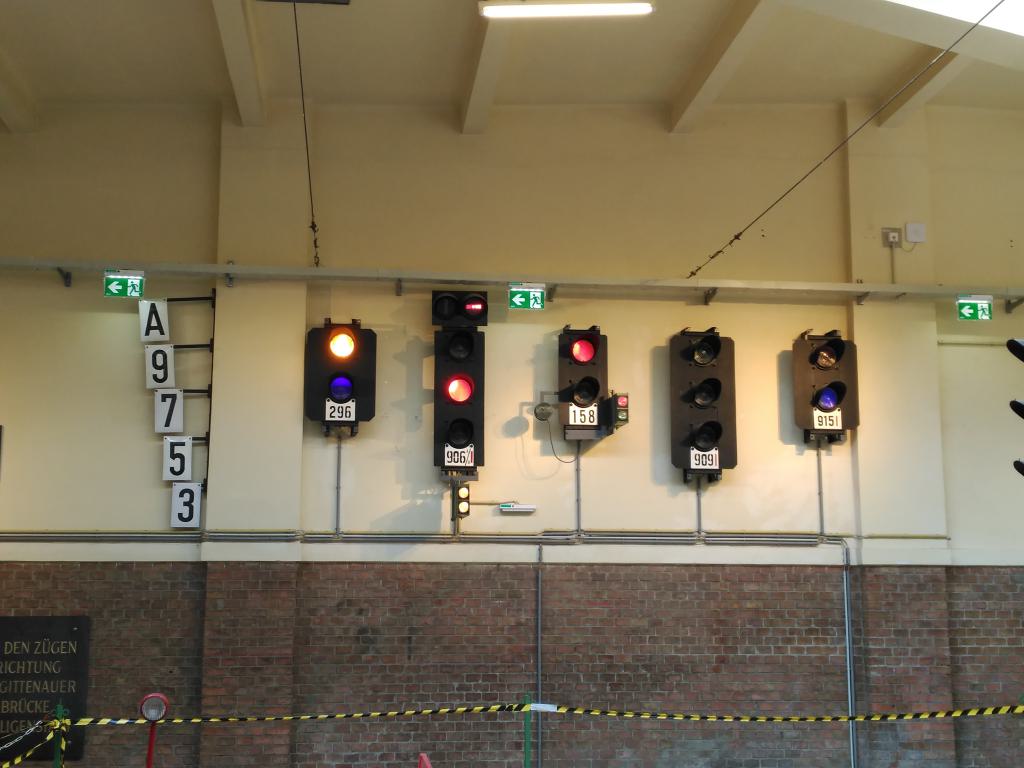 Diferentes tipos de semáforos y señalética de los metros