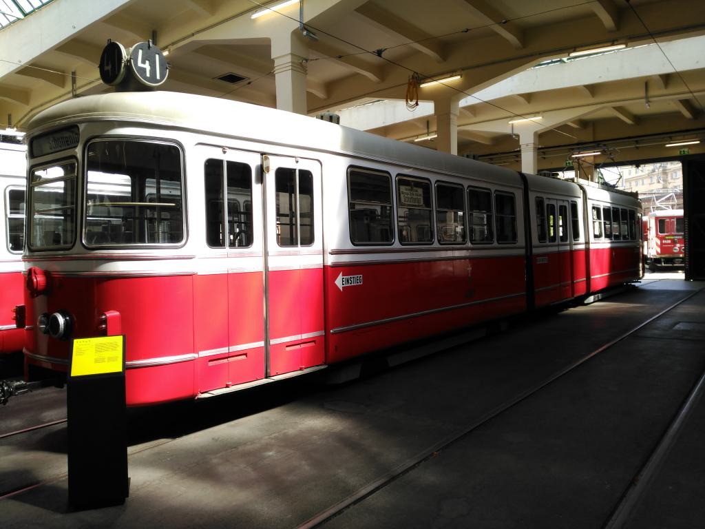 Tranvía articulado de tres cuerpos de la línea 41